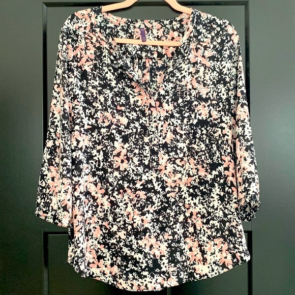 NYDJ Pintuck Black/WhitePink Abstract Floral Blouse 3/4 Bell Sleeve. Size PM - Picture 1 of 11